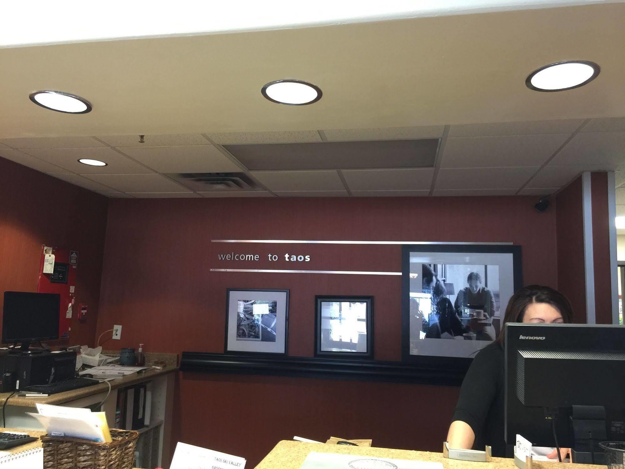 Hampton Inn טאוס מראה חיצוני תמונה
